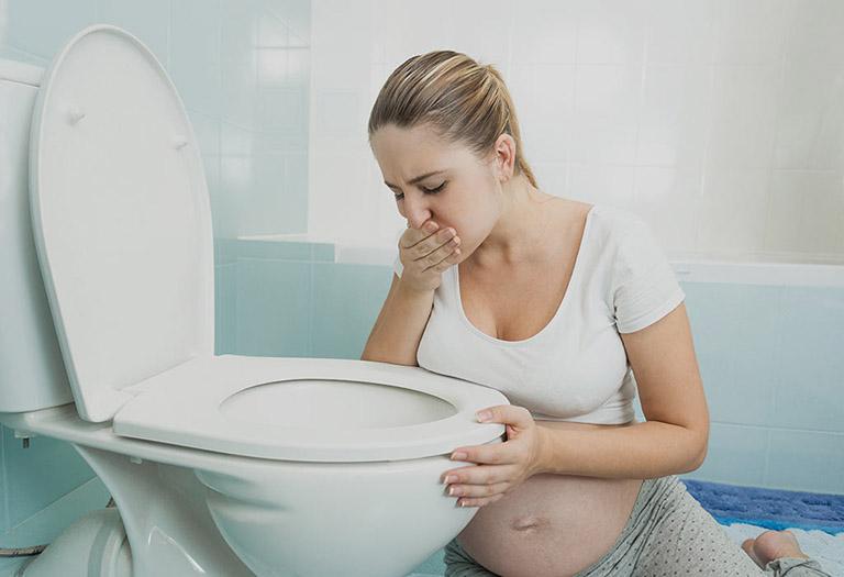 Thường xuyên buồn nôn, nôn mửa là triệu chứng của rối loạn tiền đình khi mang thai