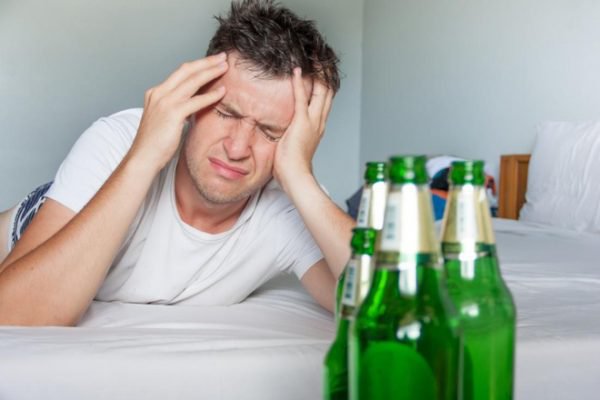 Sử dụng rượu bia, chất kích thích là nguyên nhân gây mất ngủ