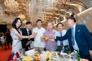 Ban lãnh đạo BNC Medipharm đi chúc rượu các bàn.