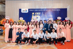 Tập thể ban lãnh đạo và nhân viên BNC Medipharm chụp ảnh tại lễ kỉ niệm