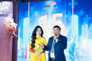 GS.TS Phan Đăng Bình cùng vợ phát biểu trong lễ kỉ niệm